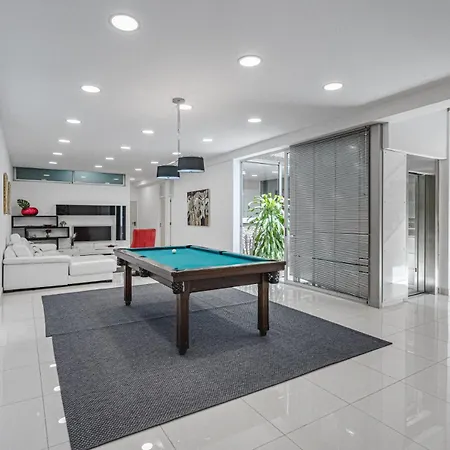 Villa Lux 7 With 6 Bedrooms, 4 Bathrooms