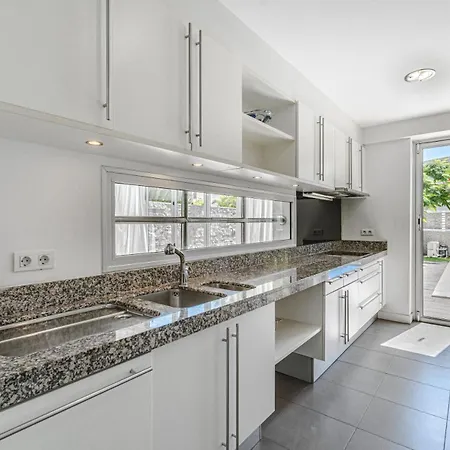 Lux 7 With 6 Bedrooms, 4 Bathrooms *