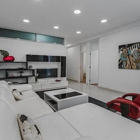 Villa Lux 7 With 6 Bedrooms, 4 Bathrooms
