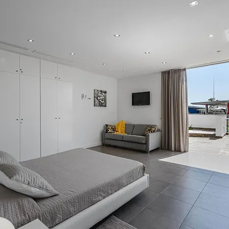 Lux 7 With 6 Bedrooms, 4 Bathrooms Costa Adeje (Tenerife)